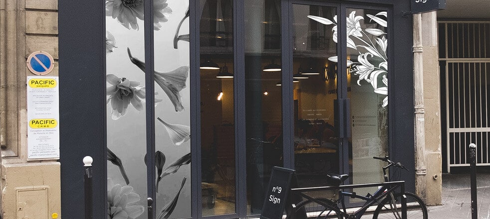 Как наклеить наклейку на стекло