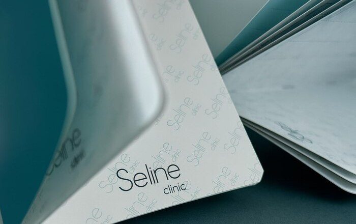 Брошюра на скрепке Seline Clinic (крупный план)